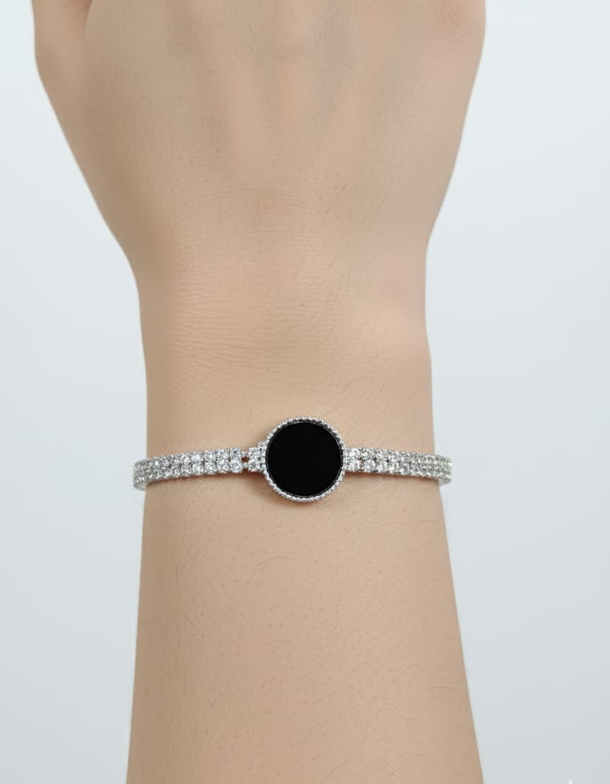 Elegant bracelet with black stone