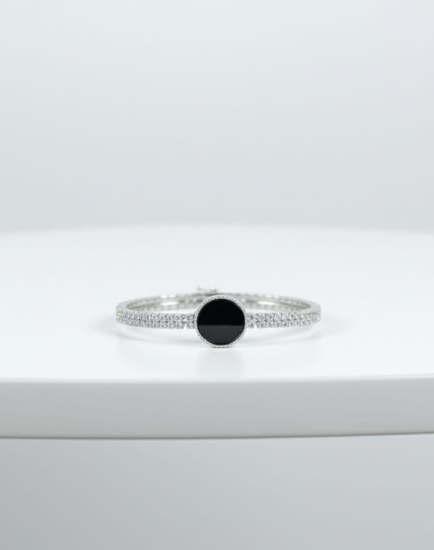 Elegant bracelet with black stone