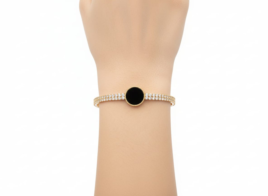Elegant bracelet with black stone